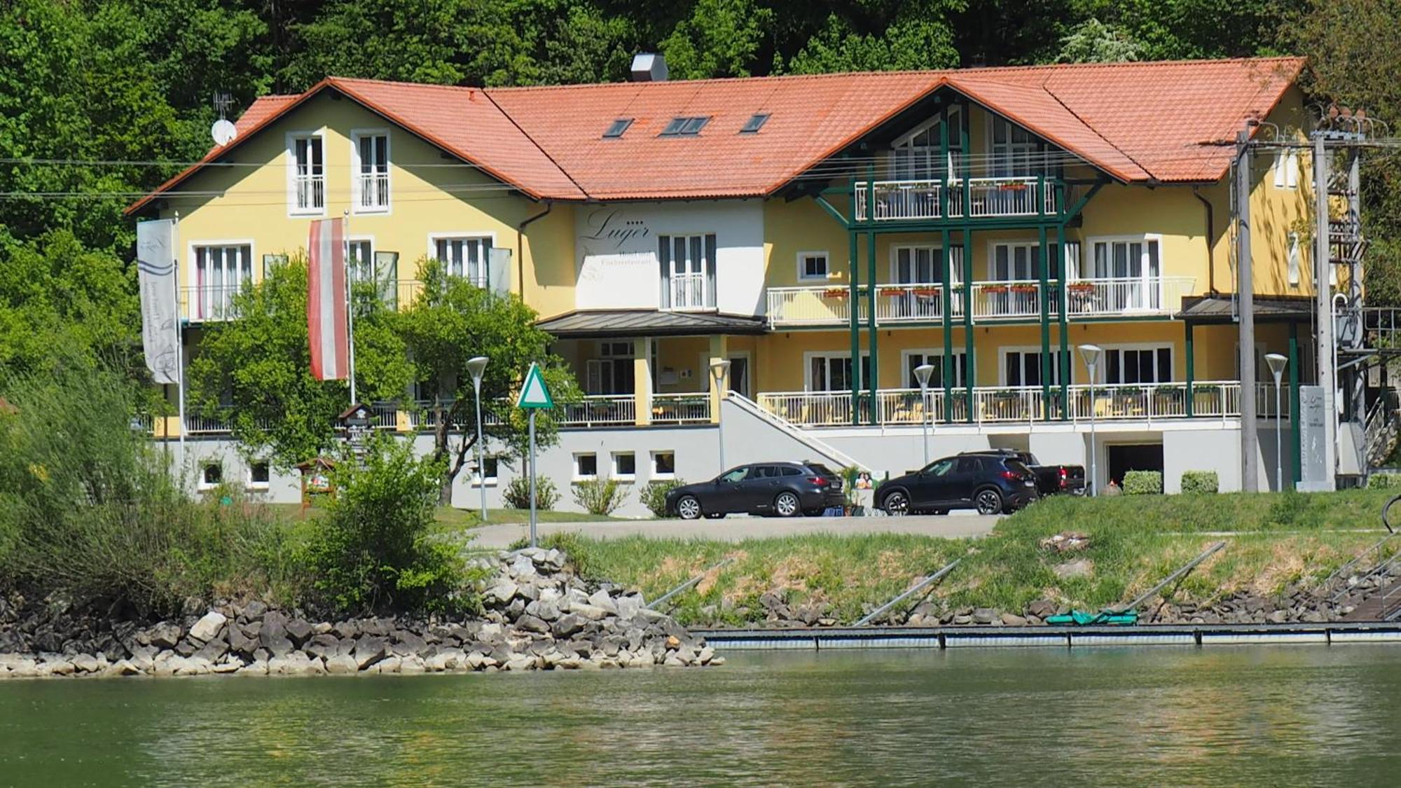 Gasthof-Pension Luger Wesenufer ภายนอก รูปภาพ